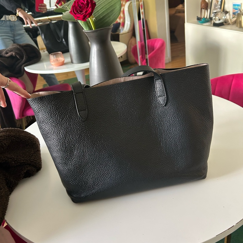 cuyana black pebbled leather tote - no monogram
